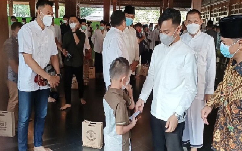  Wali Kota Gibran Bagi-Bagi Amplop Lebaran usai Salat Idulfitri