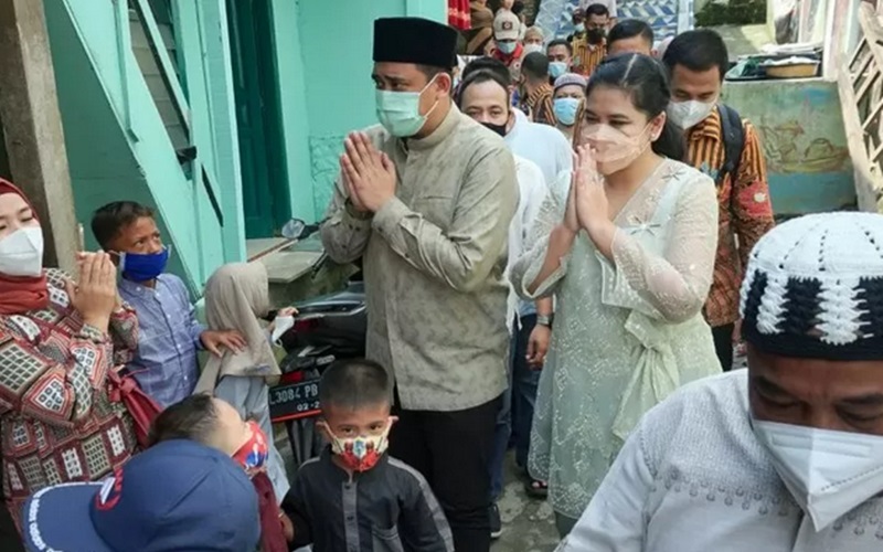  Wali Kota Medan Bobby Tinjau Warga yang Terkena Banjir Saat Idulfitri