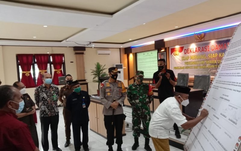 Dokumentasi - Deklarasi damai dua paslon bertarung di PSU Pilkada Kabupaten Halmahera Utara 28 April 2021 lalu/Antara-Abdul Fatah