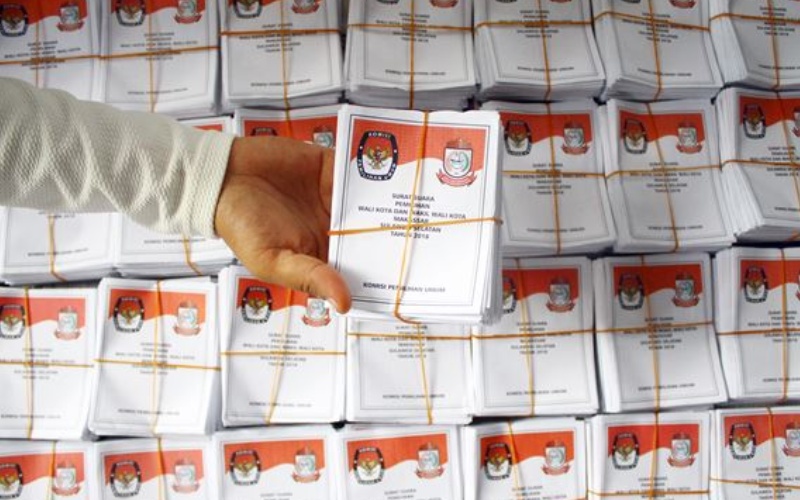 Ilustrasi - Tenaga relawan menunjukkan surat suara pilkada Wali Kota dan Wakil Wali Kota Makassar yang telah disortir, di kantor KPU Makassar, Sulawesi Selatan, Rabu (13/6)/Antara