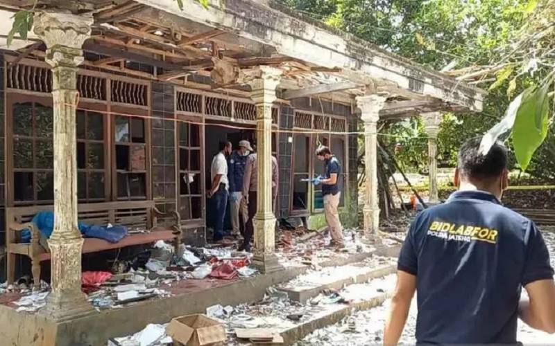 Tim Labfor Polda Jawa Tengah melakukan penyelidikan di lokasi ledakan petasan di Desa Ngabean, Kecamatan Mirit, Kabupaten Kebumen, Jawa Tengah, Kamis (13/5/2021). /Antara