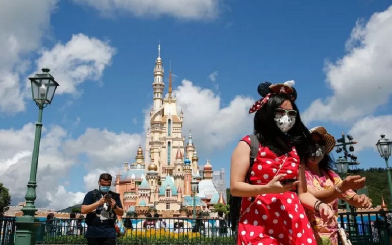 Disney World dan Taman Hiburan AS Bolehkan Turis Lepas Masker