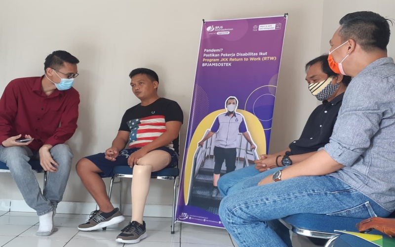 Dedi (kedua dari kiri) peserta BP Jamsostek Cabang Lubuk Linggau memaparkan peristiwa kecelakaan kerja yang dialaminya hingga membuatnya kehilangan kaki kiri. Bisnis-Dinda Wulandari