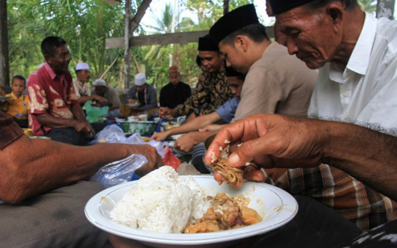  Kenduri Jeurat, Tradisi Makan Bersama di Pemakaman saat Lebaran