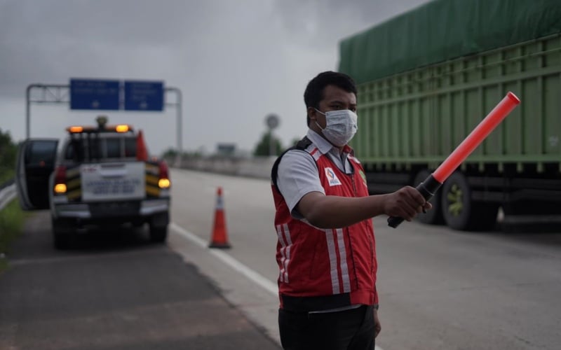  Petugas Tol Trans-Sumatra Beri Pelayanan Optimal kepada Pengguna Jalan