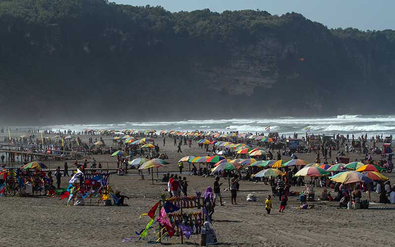  Foto-Foto Lautan Manusia di Pantai Parangtritis Yogyakarta