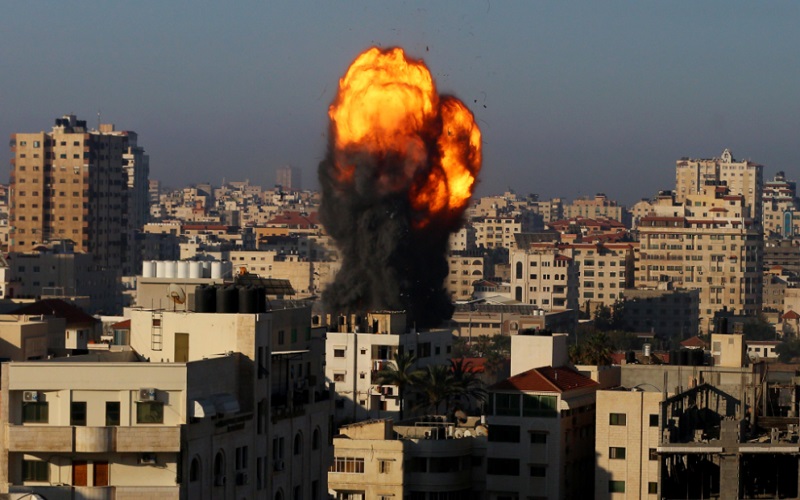 Serangan udara Israel menghancurkan gedung di Palestina / Twitter TRT World News