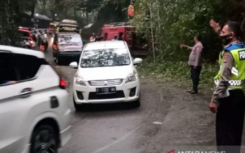  Jalur Menuju Selatan Cianjur Tertutup Longsor dan Pohon Bambu Tumbang