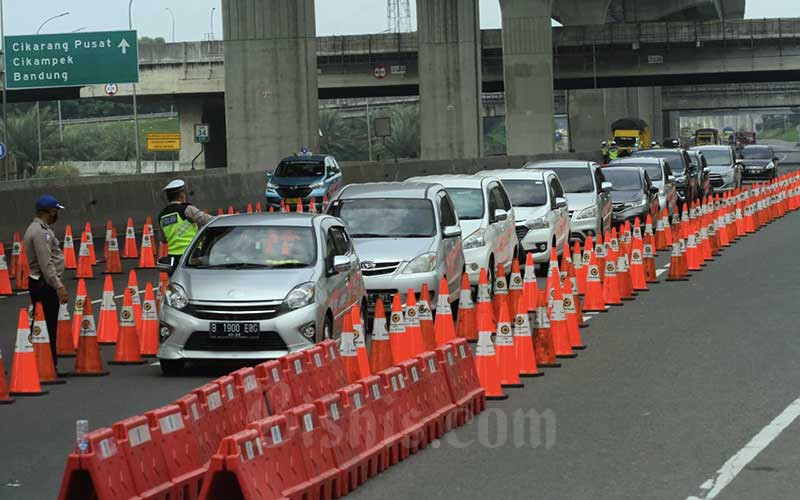  Polisi Lakukan Penyekatan Kendaraan Yang Menuju Jabodetabek