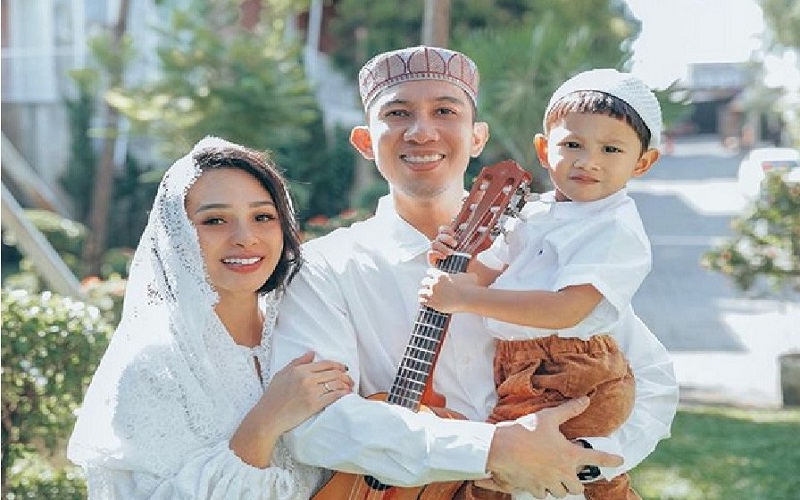 Ilustrasi - Penyanyi Andien bersama suami dan anaknya kompak menggunakan busana berwarna putih. Banyak cara agar pakaian terbesar dari noda riasan.  / Instagram @andienaisyah. 
