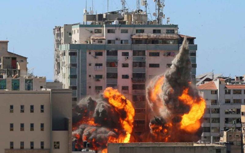 Gedung al-Jalaa tempat Associated Press (AP) dan Al Jazeera berkantor di Kota Gaza dilanda serangan udara Israel, Sabtu (15/5/2021)./Antara/Reuters-Ashraf Abu Amrah