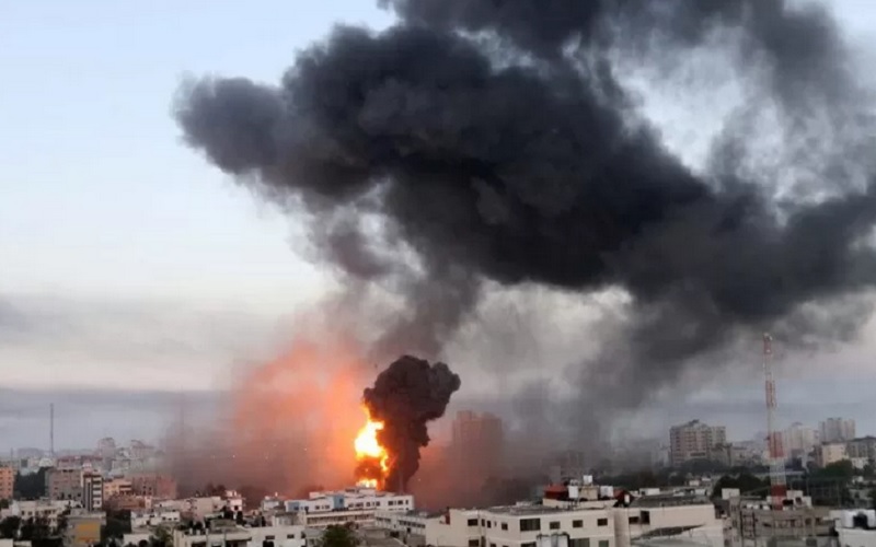 Asap dan api membumbung selama serangan udara Israel di tengah maraknya kekerasan Israel-Palestina, di Gaza (12/5/2021)./Antararnrn