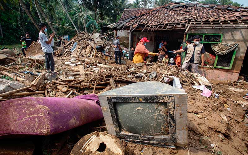  Sebanyak 1.211 Warga Desa Rengasjajar Bogor Mengungsi Akibat Banjir Bandang