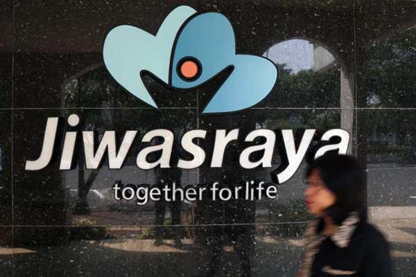 Warga melintas di dekat logo Asuransi Jiwasraya di Jakarta, Kamis (25/12/2019). Bisnis/Himawan L Nugraha