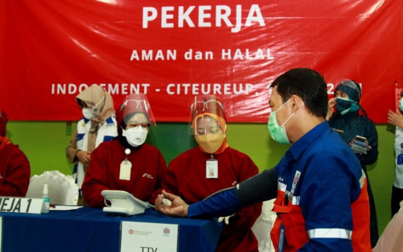 Seorang karyawan Indocement sedang diukur tekanan darahnya oleh tim kesehatan pada kegiatan program vaksinasi Gotong Royong perdana COVID-19 secara mandiri di pabrik Citeureup, Kabupaten Bogor, Jawa Barat, Selasa (18/5/2021). ANTARA