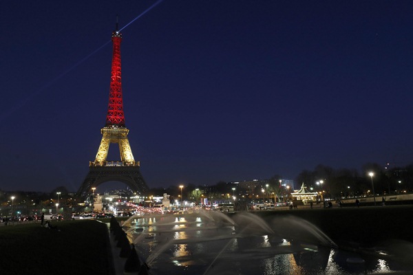  Prancis Buka Kembali Tempat Hiburan, Termasuk Menara Eiffel