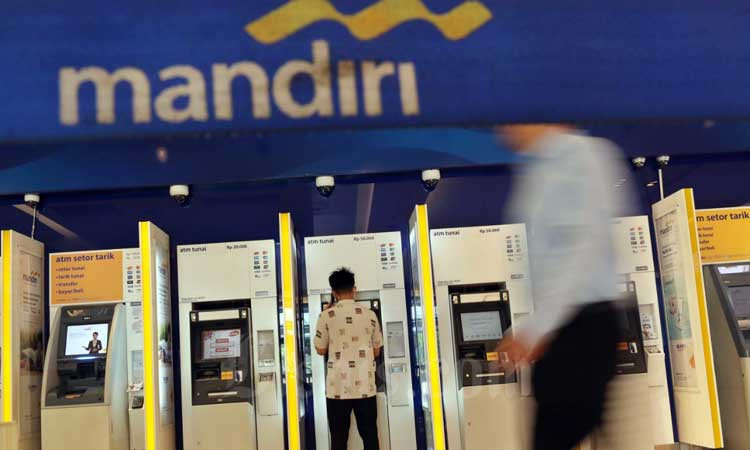 Nasabah mengambil uang di Anjungan Tunai Mandiri (ATM) Bank Mandiri di nJakarta, Selasa (10/3/2020). Bisnis/Eusebio Chrysnamurti
