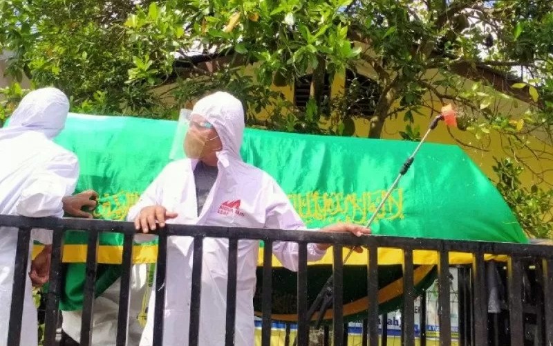  Unik! Petugas Sampaikan Bahaya Covid-19 Sambil Usung Keranda