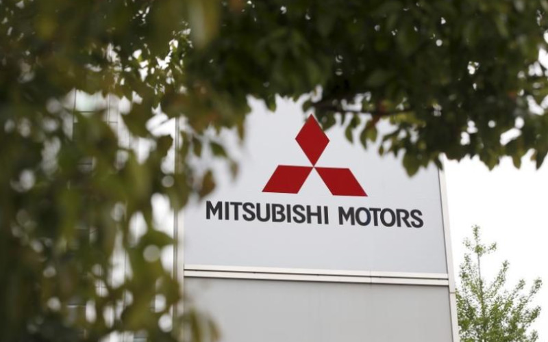 Logo Mitsubishi Motors Corp tampak di kantor pusat Tokyo, Jepang. /Reuters