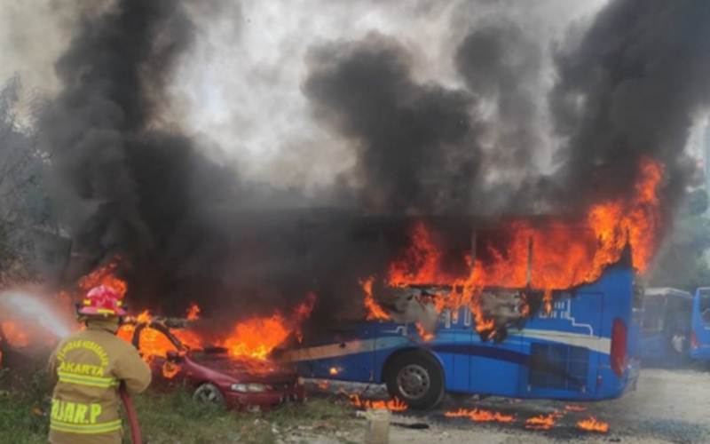  Satu Bus dan Dua Sedan Terbakar di Mampang Prapatan