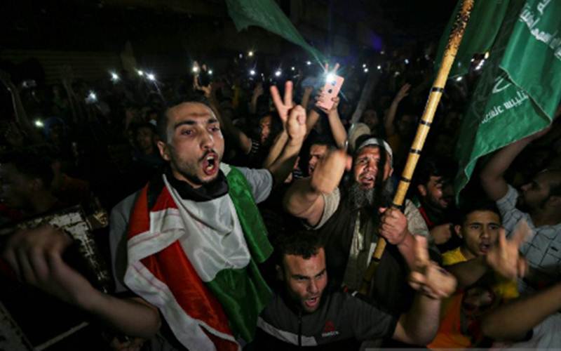 Warga Palestina turun ke jalan merayakan gencatan senjata di Jalur Gaza Selatan, Kamis (20/5/2021)./Antara/Reuters-Ibraheem Abu Mustafa