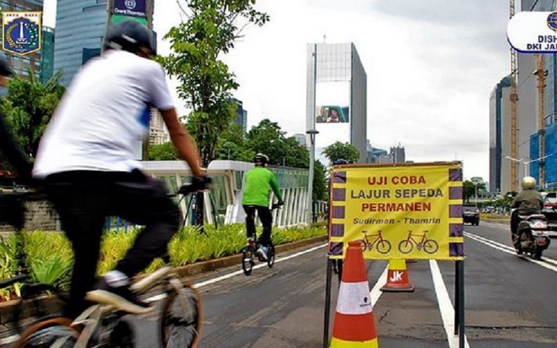 Jalur sepeda permanen dari Jalan Sudirman hingga Jalan MH Thamrin mengacu pada UU No. 22 Tahun 2009 tentang Lalu Lintas dan Angkutan Jalan. JIBI/Bisnis-Nancy Junita @dishubdki