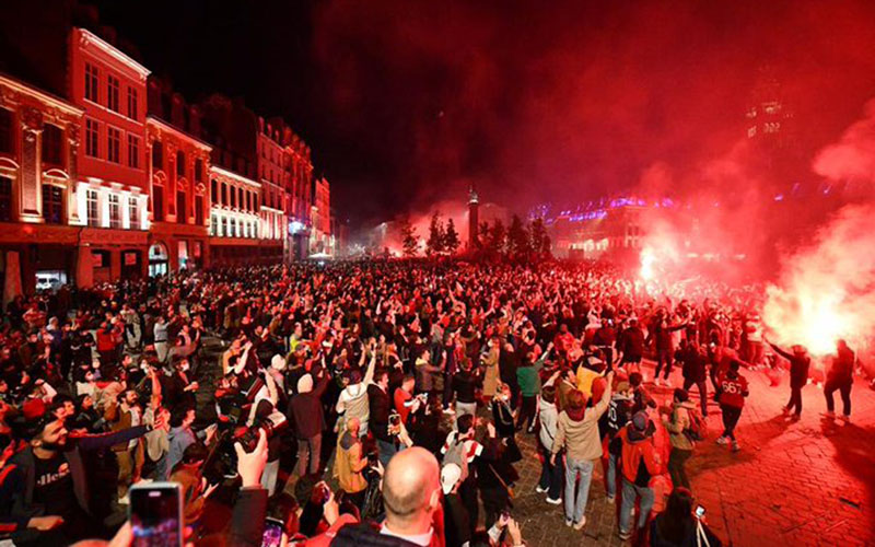 Warga Lille merayakan kemenangan tkimnya juara Ligue 1 Prancis./Twitter@LOSC_EN