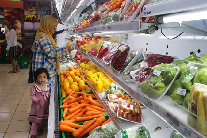 Konsumen memilih barang kebutuhan di salah satu gerai supermarket Giant di Jakarta, Minggu (23/6/2019)./Bisnis-Triawanda Tirta Aditya