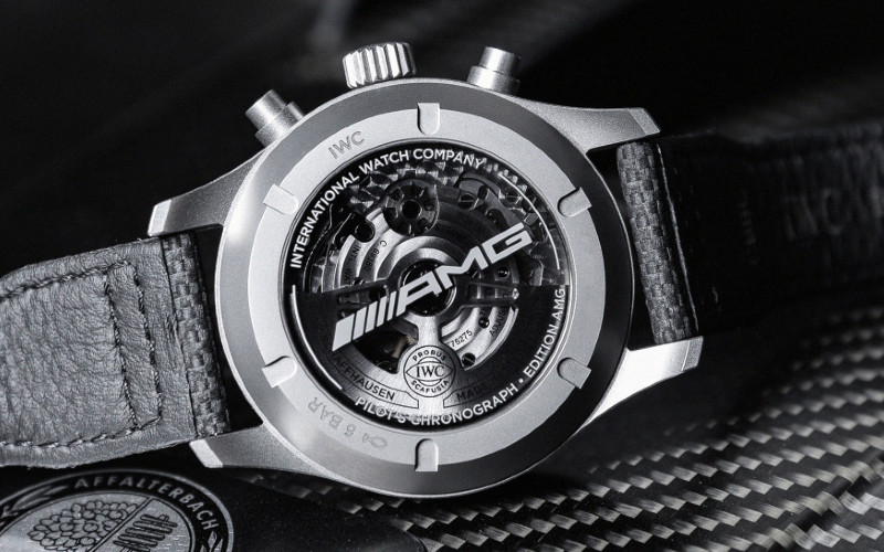 Pilot's Watch Chronograph Edition AMG adalah jam tangan chronograph 43mm pertama IWC yang menampilkan kaliber 69385 buatan IWC, serta chronograph jam tangan pilot pertama dengan casing terbuat dari titanium yang sangat ringan dan tahan gores. /Mercedes