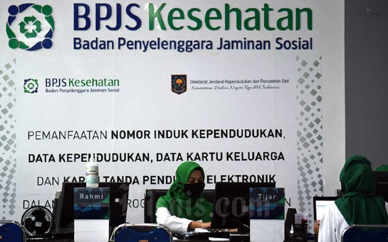 Karyawan berkativitas di kantor BPJS Kesehatan di Jakarta, Senin (4/5/2020). Bisnis/Abdurachman