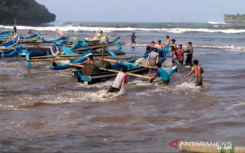  Nelayan Gunung Kidul Evakuasi Kapal Hindari Terjangan Ombak Besar