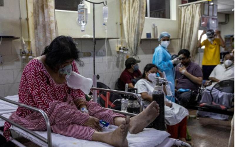 Sejumlah pasien Covid-19 dirawat di dalam bangsal yang penuh sesak di sebuah rumah sakit di New Delhi, India, Sabtu (1/5/2021)./Antara/Reuters-Danish Siddiqui