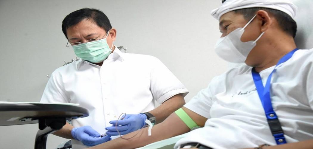 Eks Menteri Kesehatan RI Dokter Terawan Agus Putranto menyuntikkan Vaksin Nusantara kepada Anggota DPR RI Dedi Mulyadi. - Istimewa