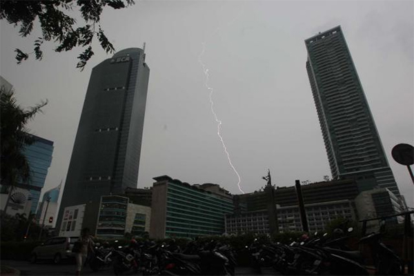 Cuaca DKI Jakarta 28 Mei, BMKG: Waspadai Hujan Disertai Petir