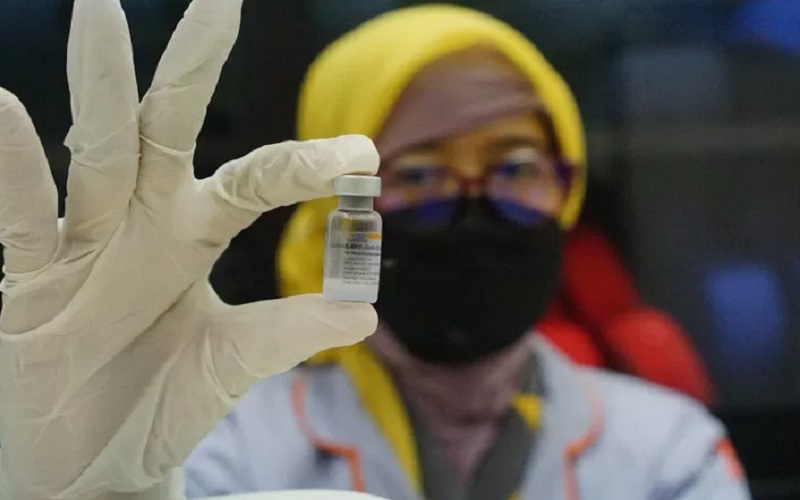 Petugas menunjukkan vaksin Covid-19 tersegel dalam botol kecil yang akan diinjeksikan ke tennaga medis di RSUD dr. Iskak, Tulungagung, Tulungagung, Jawa Timur, Kamis (4/2/2021)./Antara