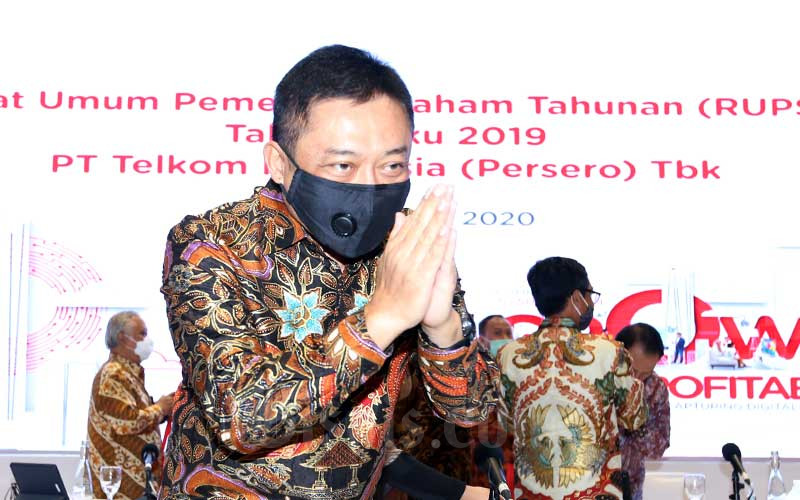 Direktur Utama PT Telekomunikasi Indonesia (Persero) Tbk. Ririek Adriansyah menyapa wartawan seusai Rapat Umum Pemegang Saham Tahunan (RUPST) di Jakarta, Jumat (19/6/2020). Bisnis/Abdullah Azzam