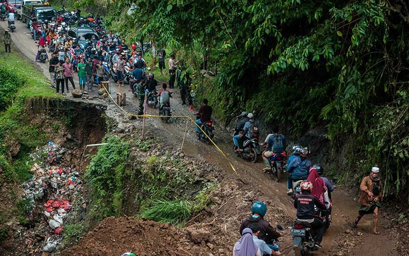  Jalan Antar Provinsi Banten-Jabar Terputus Akibat Longsor