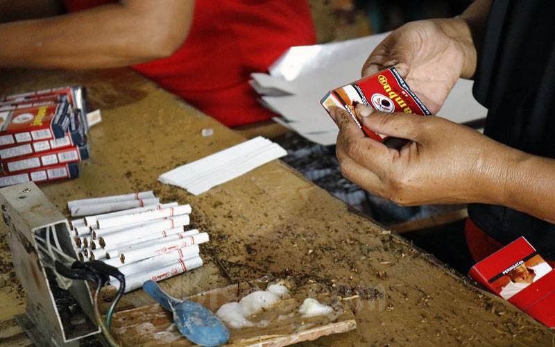 Ilustrasi - Buruh pabrik mengemas rokok SKT di Kawasan Industri Hasil Tembakau (KIHT) Kudus. /Bisnis-Muhammad Faisal Nur Ikhsan