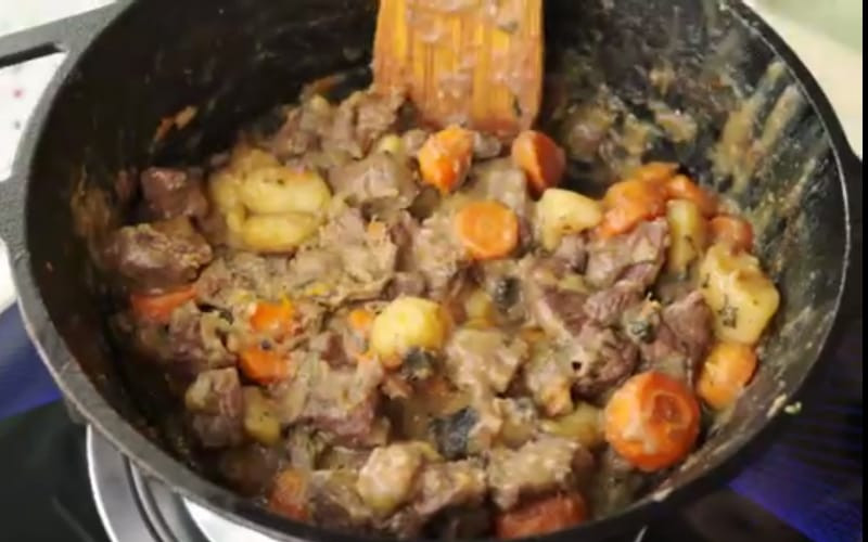  Yuk Coba, Resep Imperfect Beef Stew Puff ala Andhita Siswandi