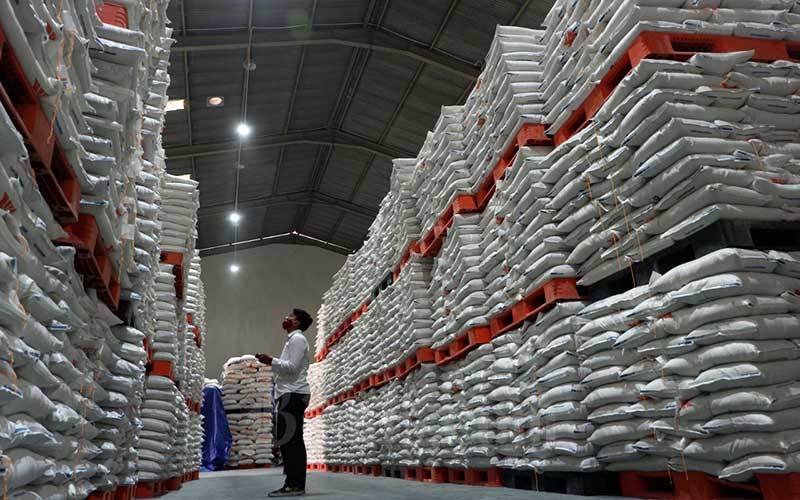 Penyimpanan beras menggunakan palet kayu di gudang Bulog di Jakarta, Rabu (2/9/2020). Bisnis/Nurul Hidayat
