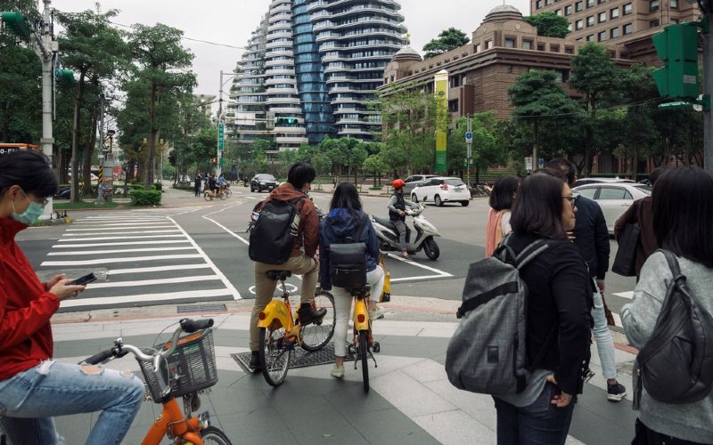 Taipei mengizinkan warga untuk bersepeda di masa pandemi Covid-19.