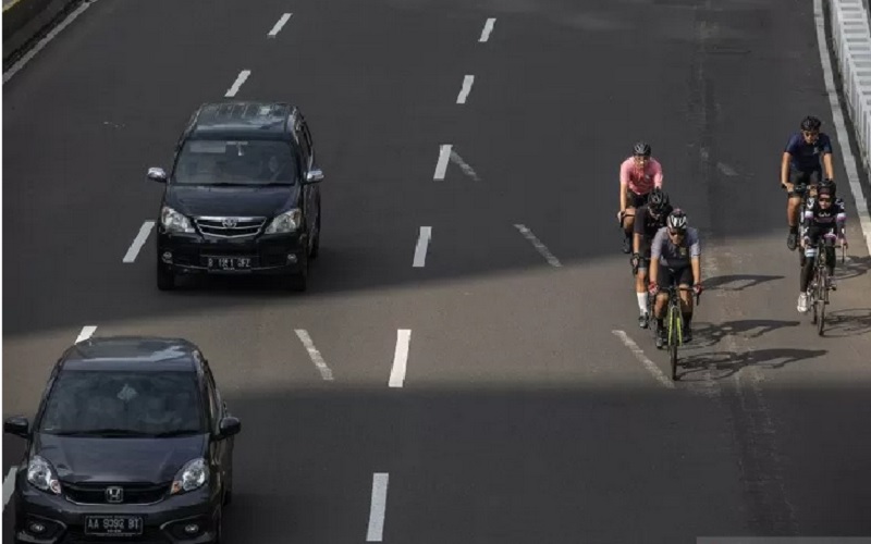 Pesepeda memacu kecepatan saat melintas di Jalan Jenderal Sudirman, Jakarta, Minggu (30/5/2021)./Antara