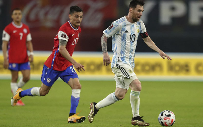 Kapten Timnas Argentina Lionel Messi (kanan) mencoba menembus pertahanan Cile, dikawal gelandang Charles Aranguiz./Conmebol.com
