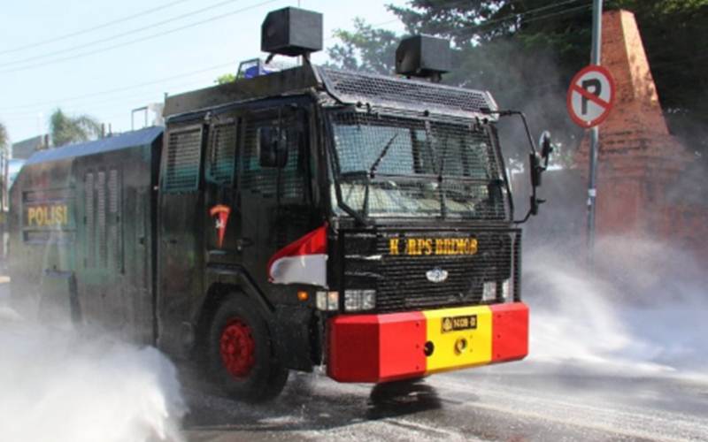  Polisi Kerahkan Water Canon Semprot Kota Kudus