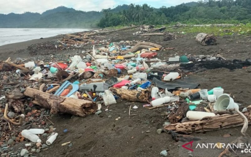 Pantai Warebar Kampung Yenbekaki, Kabupaten Raja Ampat, Provinsi Papua Barat yang merupakan pantai pendaratan penyu penuh dengan sampah plastik dari Kota Sorong, Jumat (4/6/2021)./Antara-Ernes Broning Kakisina