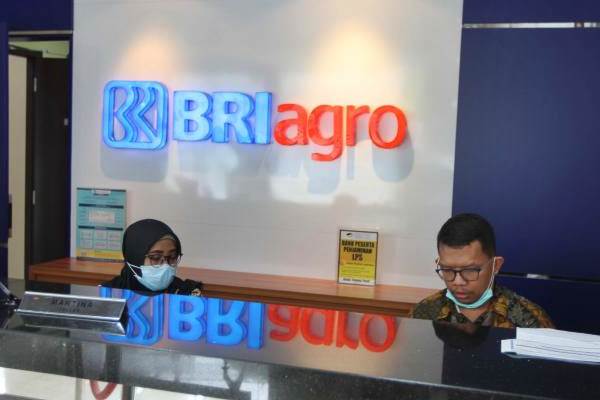 Karyawan melakukan aktivitas di kantor cabang PT BRI Agroniaga Tbk, Jakarta, Rabu (26/9/2018)./JIBI-Endang Muchtar