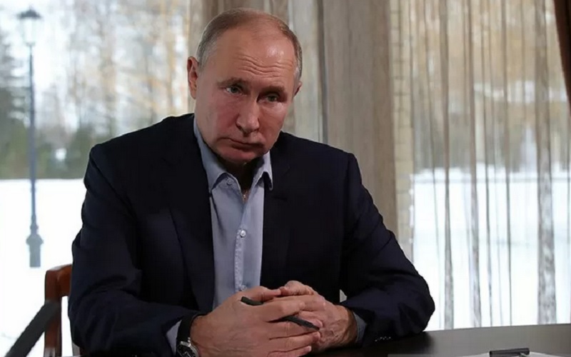 Presiden Rusia Vladimir Putin menghadiri pertemuan dengan mahasiswa melalui panggilan konferensi video di kediaman negara di Zavidovo, Rusia 25 Januari 2021./Antara-Reutersrn