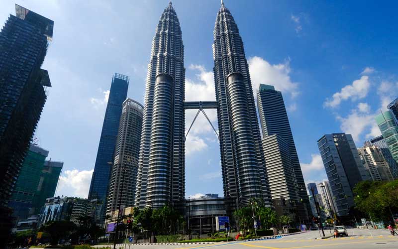 Suasana sepi di sekitar Menara Kembar Petronas di Kuala Lumpur, Malaysia, Selasa (1/6/2021). Malaysia meluncurkan paket US$9,7miliar untuk membantu orang dan perusahaan saat lockdown nasional selama dua minggu yang dimulai hari ini. Bloomberg/Samsul Said