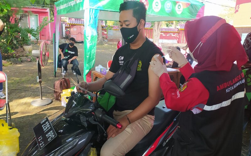Mitra driver Gojek mengikuti program vaksinasi di Klenteng Sam Poo Kong Semarang./Bisnis-Alif N.