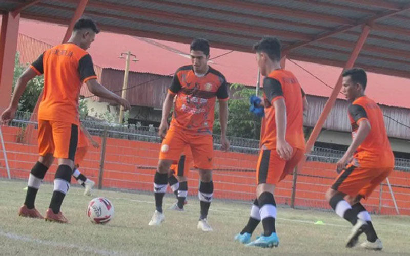 Para pemain Persiraja Banda Aceh sedang berlatih./Antara